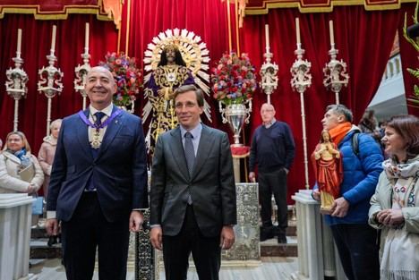 Almeida solicita al Cristo de Medinaceli mejorar la sociedad madrileña