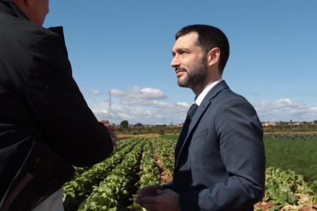 El 45% de frutas y hortalizas en comedores escolares deberá ser de temporada según Bustinduy