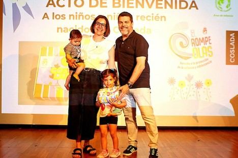 Treinta bebés reciben una cálida bienvenida en Coslada