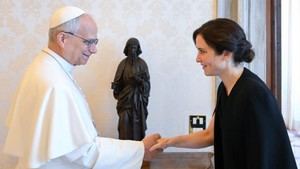 "Encuentro histórico: Díaz Ayuso expresa su orgullo por la visita del Papa a Madrid"