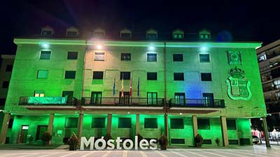 Móstoles ilumina de verde su emblemático monumento para concienciar sobre la miastenia gravis