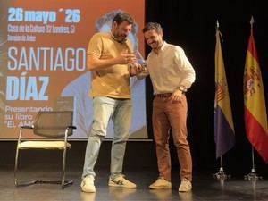 Santiago Díaz cierra el Mes de las Letras en Torrejón con un encuentro literario que atrae a numerosos vecinos